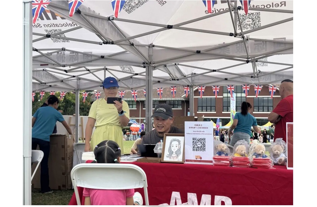 professional mover packing the boxes