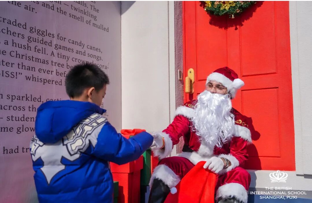 professional mover packing the boxes
